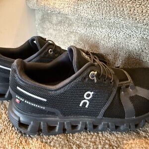 On Cloud 6 Running Woman’s Black and Gray Sneakers